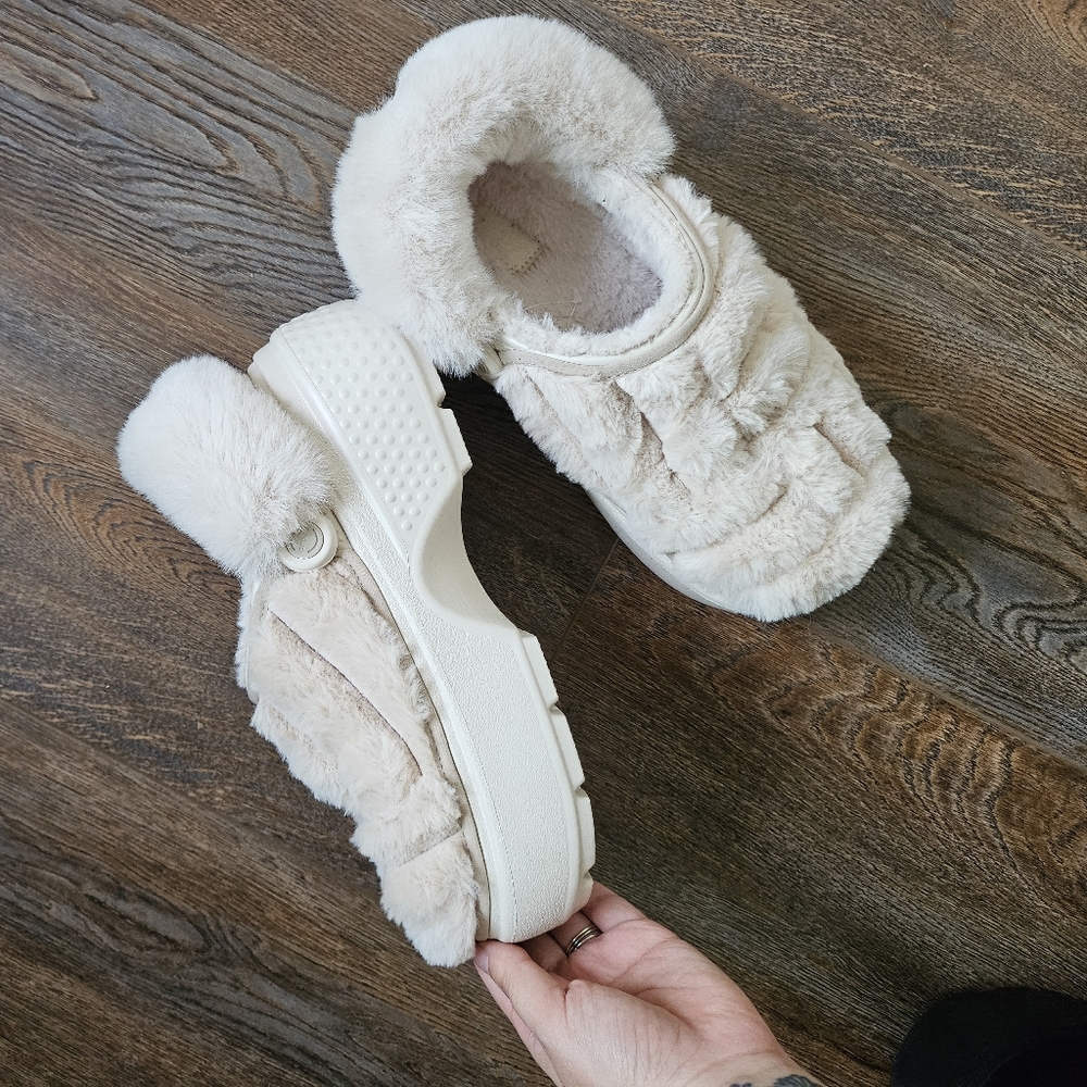 Crocs platform quilted stomp shoes